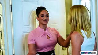 Жижиг дагуурын шаргал con зураач хуурамчаар хэдий том tits milfs оргосон stepdaughter болон өөрийгөө олох болж түүний үсэрхэг pussy licked түүний stepmom