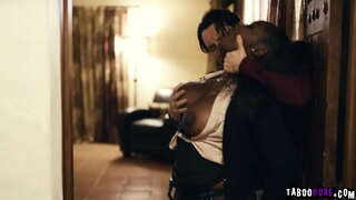 Pervy ક્લાઈન્ટ માંગે છે સેક્સ સાથે સેક્સી રિયલ્ટર Osa મનોરમ અને પછી તે ઘર ખરીદી કરશે