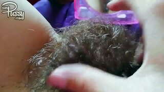 ���ධුනික පෙම්වතිය සමග ඇඟ පුරා මයිල් මෝඩයෙක් masturbates විරුද්ධ කැඩපතක්