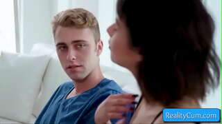 ���ලන්න මේ කෙල්ලේ යෞවනයෙකු brunette තමන් වෙත ඇද ගැනීමේ හැකියාවක් විශාල කුකුළා වෙමින් ඇය cunt fingered ගැඹුරු