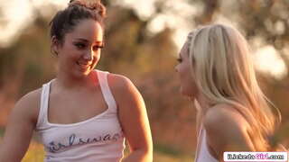 Lezbiyen düz sarışın ile çıkıyor ve sonra onu kedi yalıyor ve yalıyor Lezbiyen düz sarışın ile çıkıyor ve sonra onu kedi yalıyor ve yalıyor