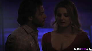 Sexy babe ELiza Vespres deixar-la madurar stud empenta de la seva dolça muffin amb els seus batecs polla