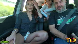 Is é an carr iomlán, agus Taitneamh Grá faigheann naked i idirthurais