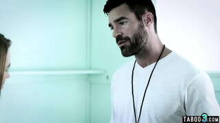 Nasty babe en sexy uniforme complaent els seus antics professors gran dick