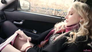 Cailín mac léinn screams os ard mar sonrú sí tar éis masturbating di pussy.