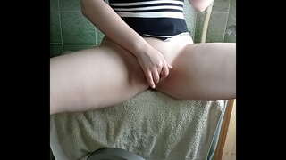 Fille avec un gros Cul obtient un Orgasme sur le Lave-linge et d&#039;un Vibrateur