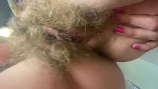 La danse à la chatte poilue amateur