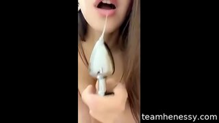Sexy babe posa de vidre endoll al cul i juga amb la joguina a la mateixa hora Sexy babe posa de vidre endoll al cul i juga amb la joguina a la mateixa hora