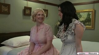 Rondborstige blonde bezoekt haar brunette vriendin en ze beginnen te praten over de grootte van hun borsten.Na dat,ze krijgen geil en beginnen ze te zoenen elkaar.Naast haar vriendin zuigt haar tieten en haar kutje likt.In ruil ze doet hetzelfde met haar vriend.