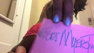 Smal Tjock Babe Visar Hon Kan Klappa Hennes Booty Också!