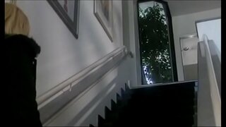 Sufiĉe varma kaj alloga blondulino kun grandaj kruĉoj Brittney Skye faris dude prenanta duŝejon bori ŝin