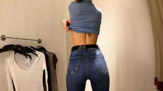 WOW! Noia calenta amb petits pits vestir la samarreta i bruses a les vestuaris 4K 60Fps