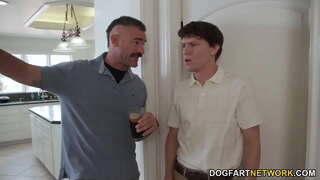 Миниатюрная Негритянка Шанель Скай Бери Анальным сексом Менен Чоң Белыми Мүчөлөрү